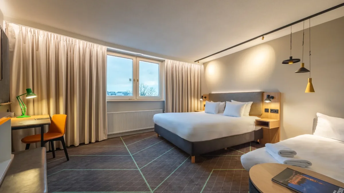 Kamer met kingsize bed en werkplek bij het raam