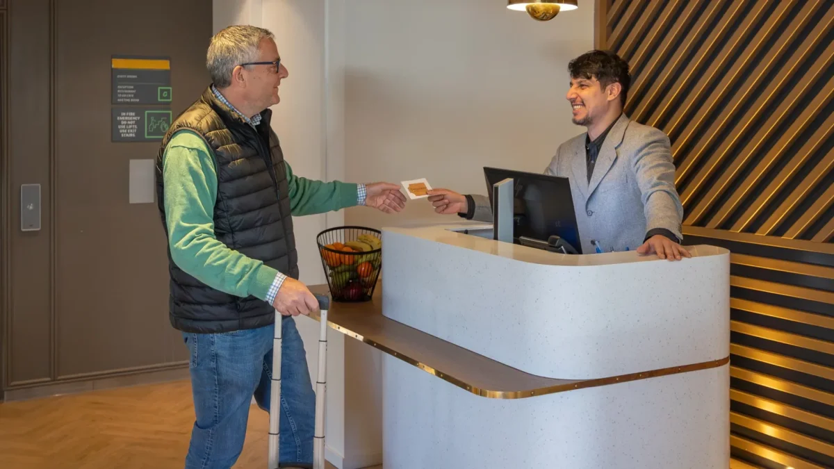 Een gast wordt geholpen bij de receptie