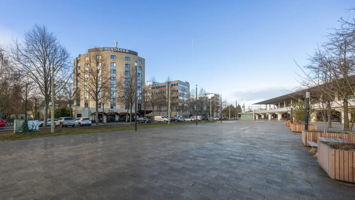 Het Stationsplein in Voorburg met het hotel aan het plein