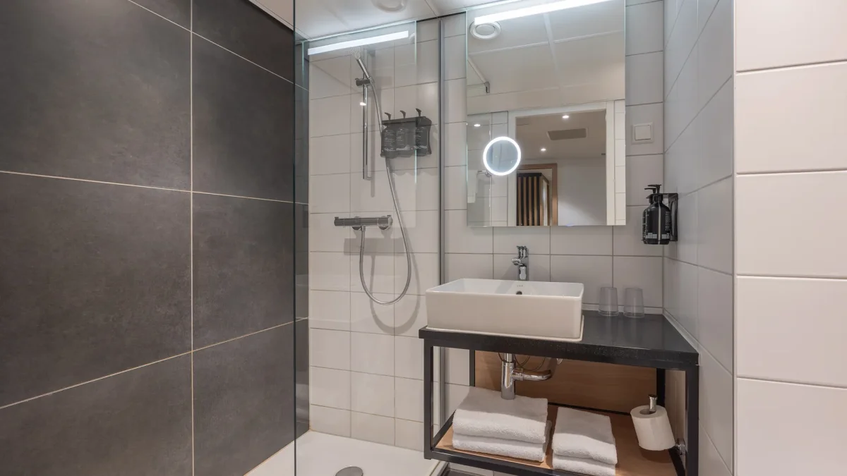 Bathroom with walk-in shower and washbasin