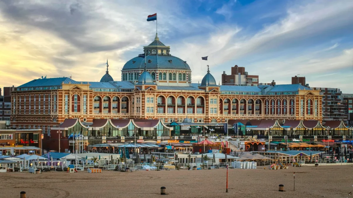 Het Kurhaus aan het strand van Scheveningen