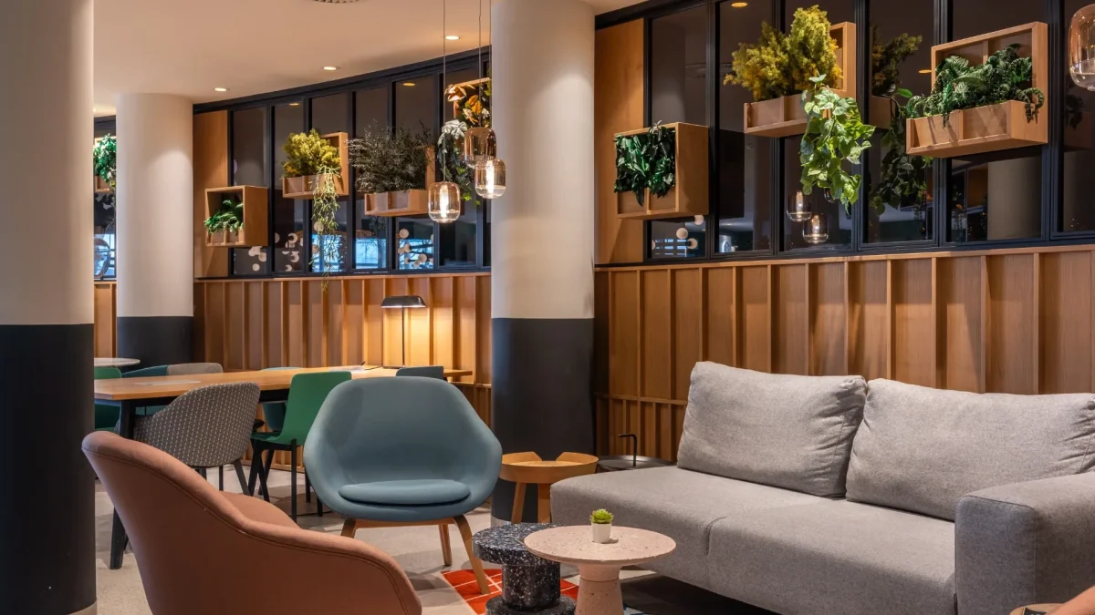 Loungehoek met bank en gekleurde stoelen