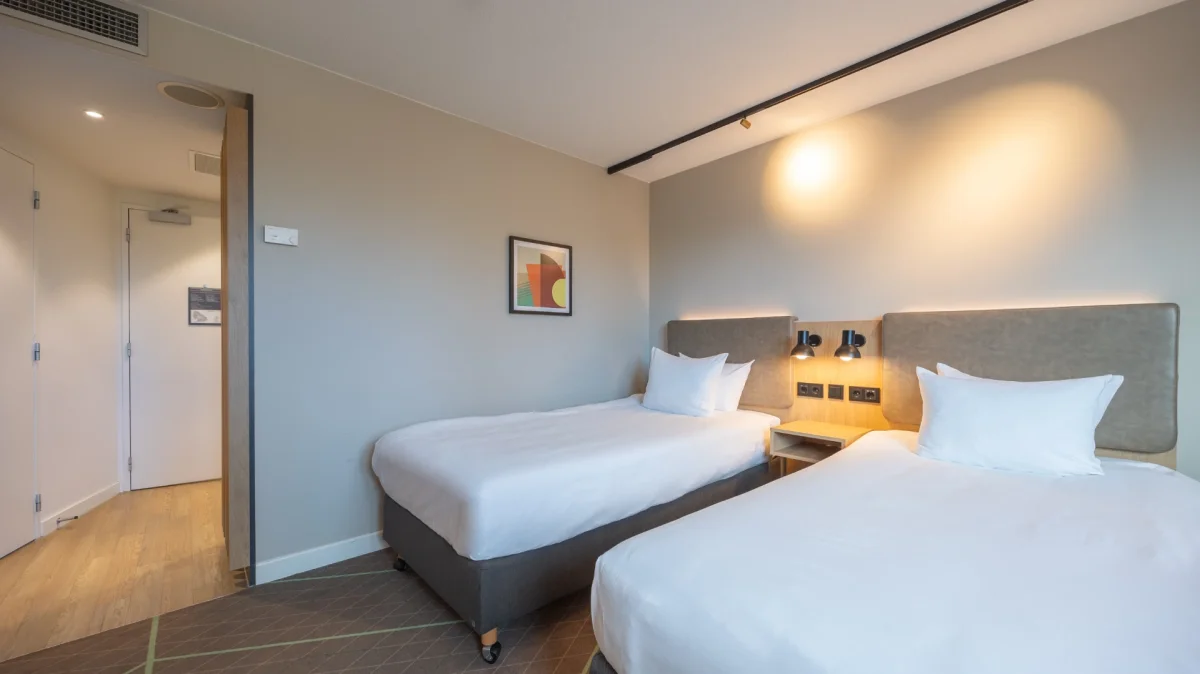 Twin room with two beds beside the door