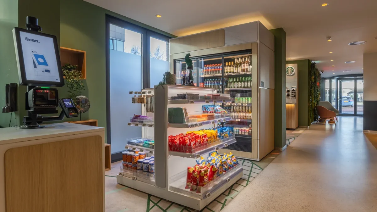 Shop with drinks and snacks next to reception
